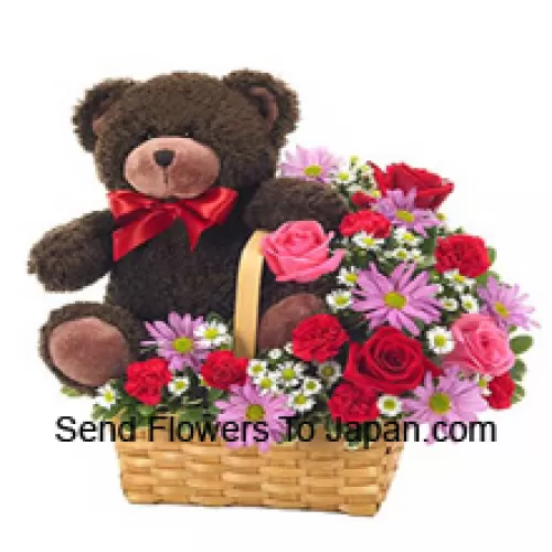 Een prachtige mand gemaakt van rode en roze rozen, rode anjers en andere verschillende paarse bloemen samen met een schattige 14 inch teddybeer