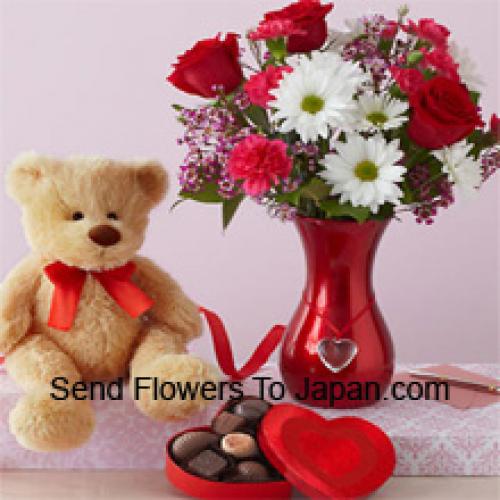 Rosen und Gerberas mit niedlichem Teddy und Schokolade