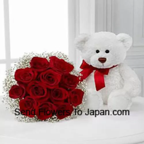 Букет из 11 красных роз с сезонными наполнителями вместе с милым 14-дюймовым белым медвежонком