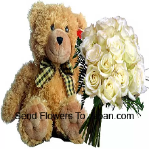 Tros van 19 witte rozen met seizoensgebonden opvulling samen met een schattige 14 inch grote bruine teddybeer