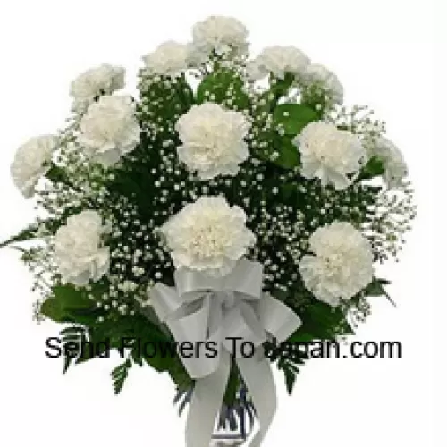 19支白色康乃馨，配以季节性装饰，置于玻璃花瓶中