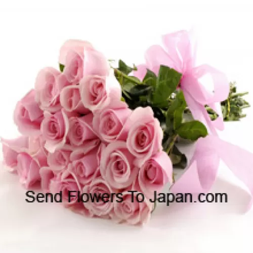 Wiązanka 25 różowych róż z sezonowymi wypełniaczami