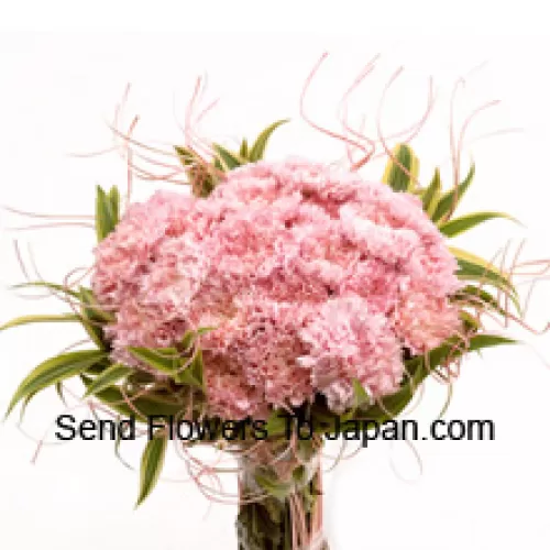 一束25支粉色康乃馨，搭配季节性的填充物