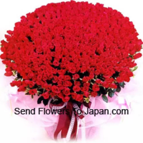 季節の花材を添えた301本の赤いバラの大きな束