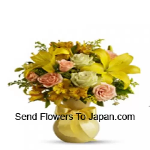 Orangefarbene Rosen, weiße Rosen, gelbe Gerberas und gelbe Lilien mit einigen Farnen in einer Glasvase