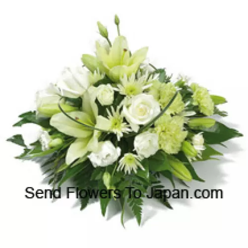 Kaunis asetelma valkoisista ruusuista, valkoisista neilikoista, valkoisista liljoista ja erilaisista valkoisista kukista sesongin täytteillä