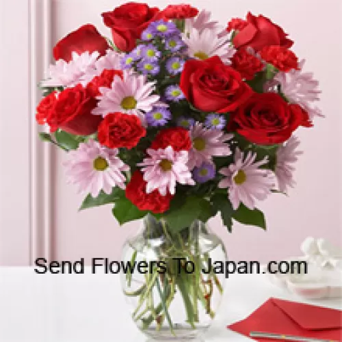 Красные розы, красные гвоздики и розовые герберы с сезонными наполнителями в стеклянной вазе - 25 стеблей и наполнители