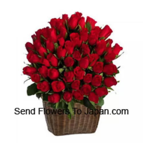 Een hoge mand met 75 rode rozen met seizoensvullers