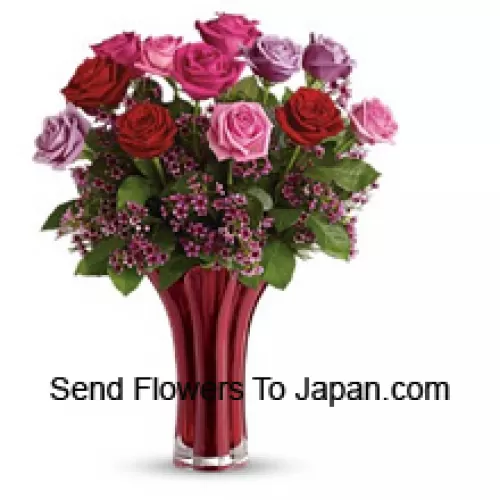 11 Trandafiri colorati amestecati cu cateva frunze de feriga intr-o vaza