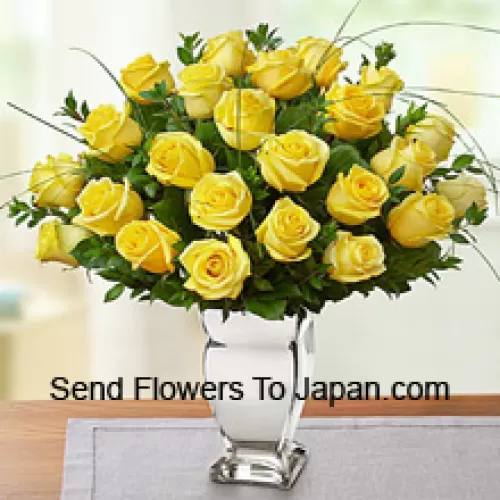25 gelbe Rosen mit einigen Farnen in einer Glasvase