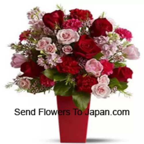 ガラス製の花瓶に季節の詰め物と一緒に赤いバラ、赤いカーネーション、ピンクのバラ-- 25本の茎と詰め物