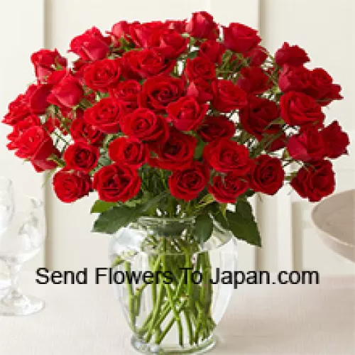 51 Rosas Vermelhas com Algumas Samambaias em um Vaso de Vidro