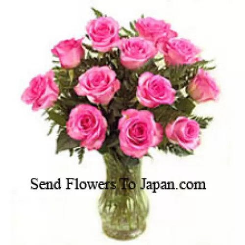 花瓶に入った11本のピンクのバラとシダの葉