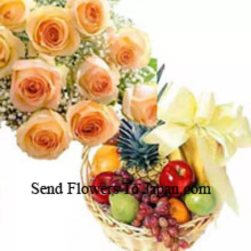 Um buquê de 11 rosas laranja com uma cesta de frutas frescas de 3 Kg