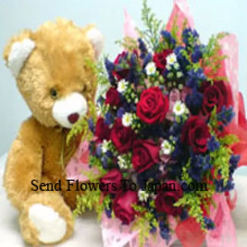 一束11朵红玫瑰，搭配填充物和一个中等大小的可爱泰迪熊