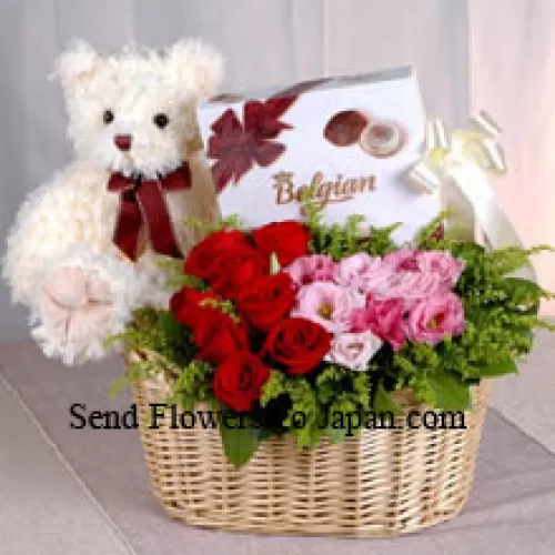 Kosz z czerwonymi i różowymi różami, pudełko czekolady i uroczy miś