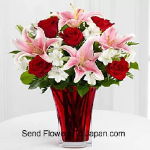 6 красных роз и 5 розовых лилий с сезонными наполнителями в красивой стеклянной вазе