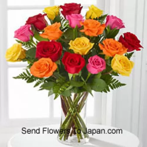 19 róż w różnych kolorach z sezonowymi wypełniaczami w szklanym wazonie