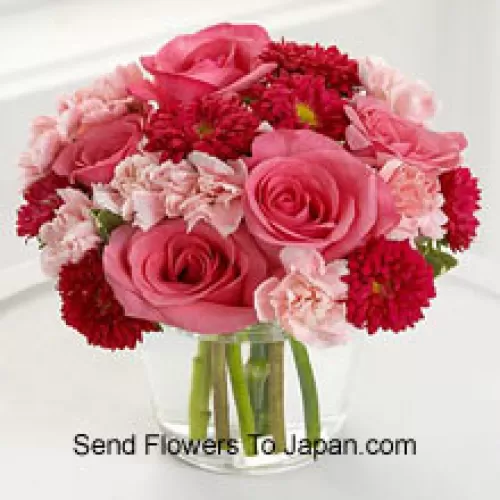 7 pinkfarbene Rosen, 10 rot gefärbte Gänseblümchen und 10 rosa gefärbte Nelken in einer Glasvase