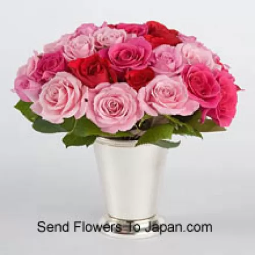 玻璃花瓶中带季节性填充物的25朵混合颜色玫瑰