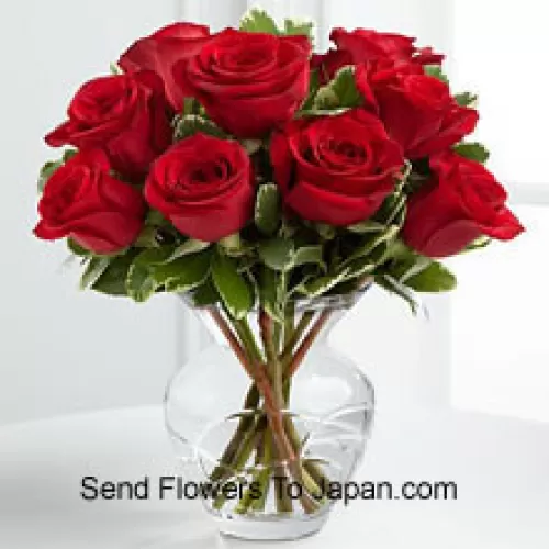 花瓶里有9朵红玫瑰和一些蕨类植物